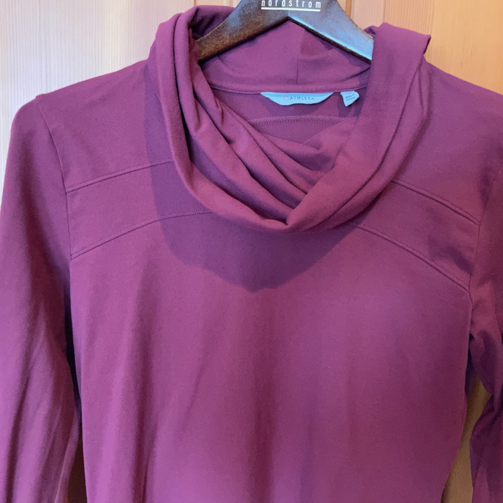 ⭐️ Athleta - mid weight long sleeve top